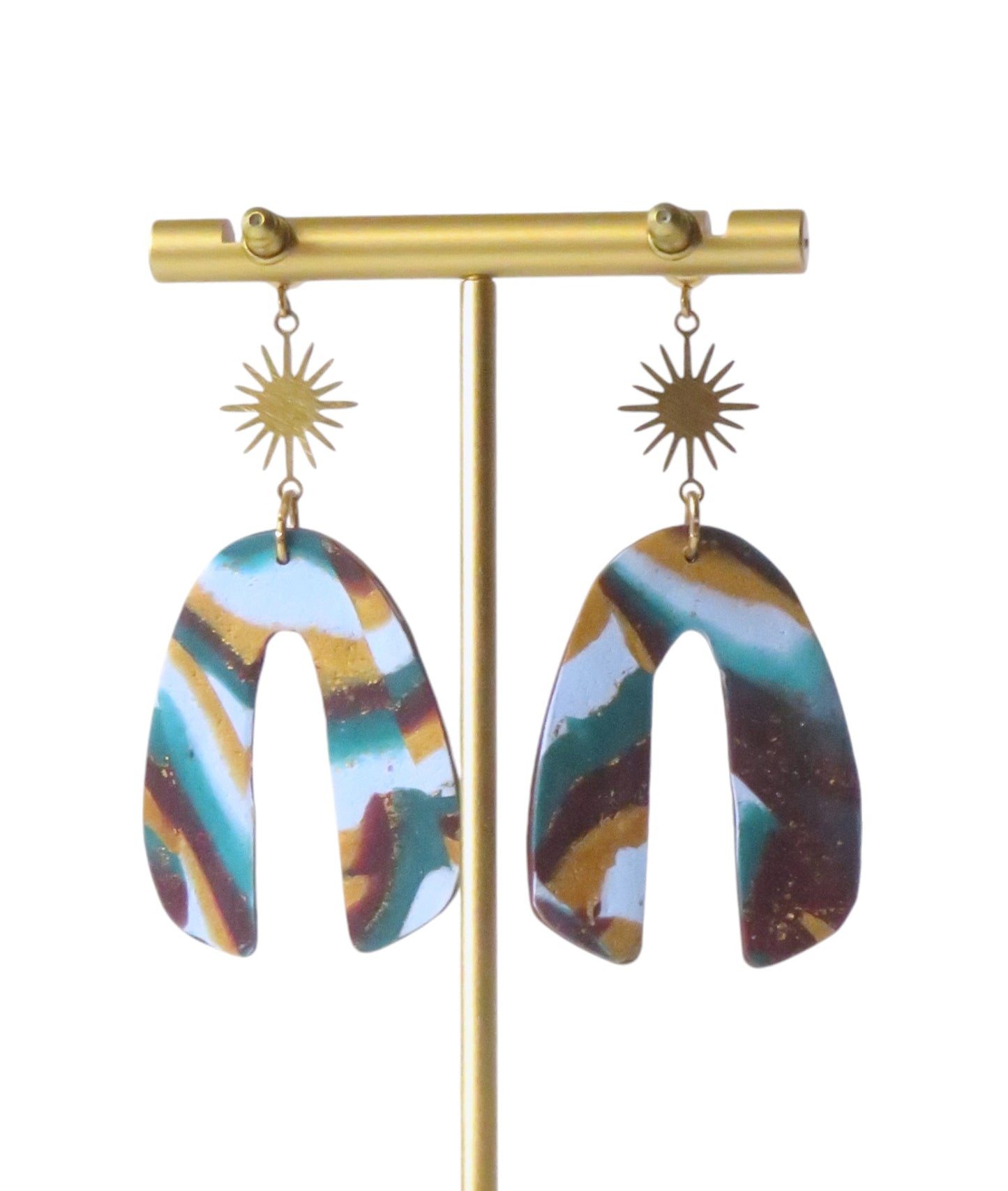 Pendientes largos amalgama en_azul pastel, verde petróleo, oro rico y rojo merlot.
