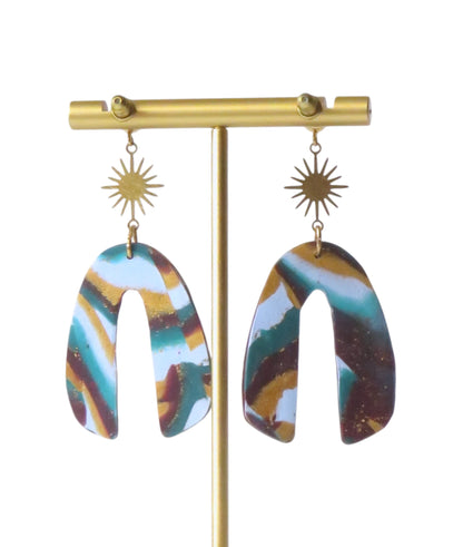 Pendientes largos amalgama en_azul pastel, verde petróleo, oro rico y rojo merlot.