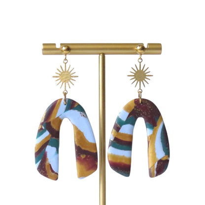 Pendientes largos amalgama en_azul pastel, verde petróleo, oro rico y rojo merlot.