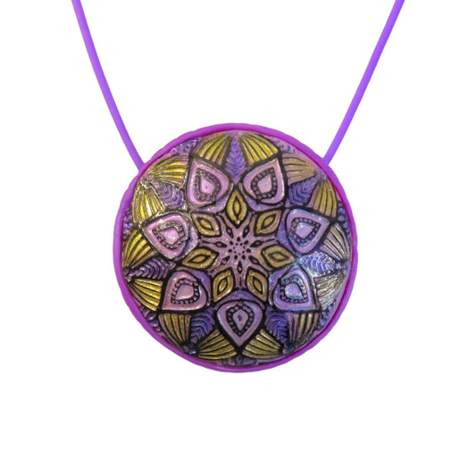 Collar con colgante redondo y dibujo de un mandala