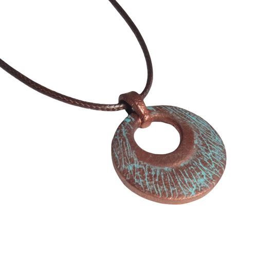 Collar con medallón mediano que imita al cobre y lleva una pátina azul