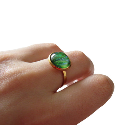 Ring with a resin cabouchon with a cat eyes effect and a stainless steel base